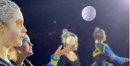 Artisten die mit Bällen jonglieren