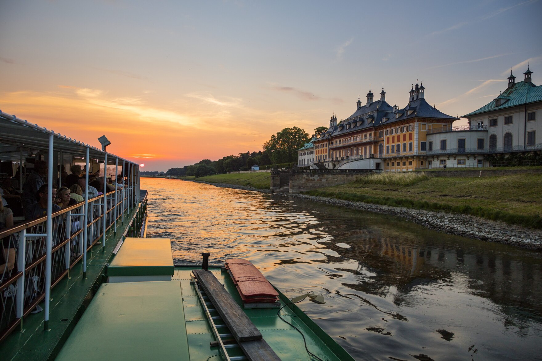 Momentaufnahme vom Schiff an das Dresdner Ufer im Sonnenuntergang.