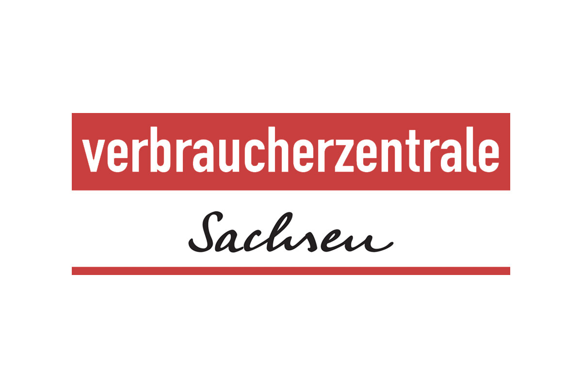 Logo Verbraucherschutzzentrale Sachsen mit rotem und weißem Hintergrund